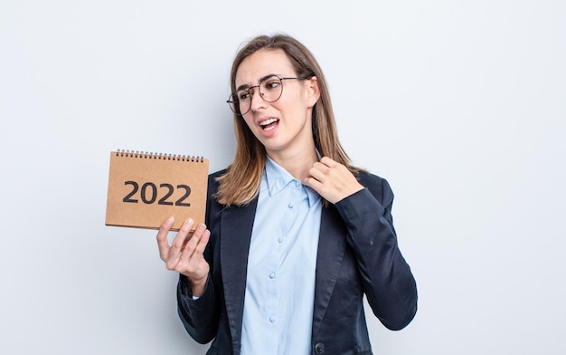 Mulher jovem e bonita se sentindo estressada, ansiosa, cansada e frustrada. conceito de calendário