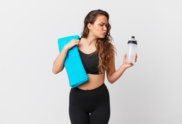 Mulher jovem e bonita se sentindo estressada, ansiosa, cansada e frustrada. conceito de fitness