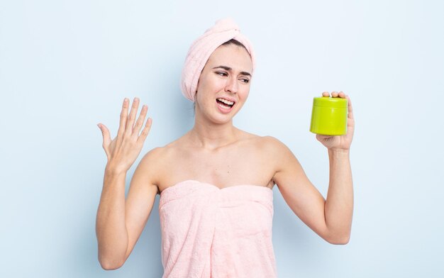 Mulher jovem e bonita se sentindo estressada, ansiosa, cansada e frustrada. conceito de produto para banho e cabelo