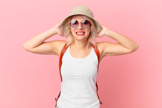 Mulher jovem e bonita se sentindo estressada, ansiosa ou com medo, com as mãos na cabeça