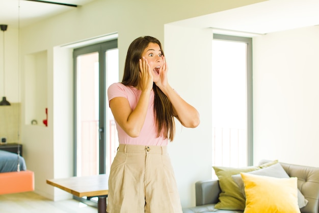 Mulher jovem e bonita se sentindo feliz, animada e surpresa