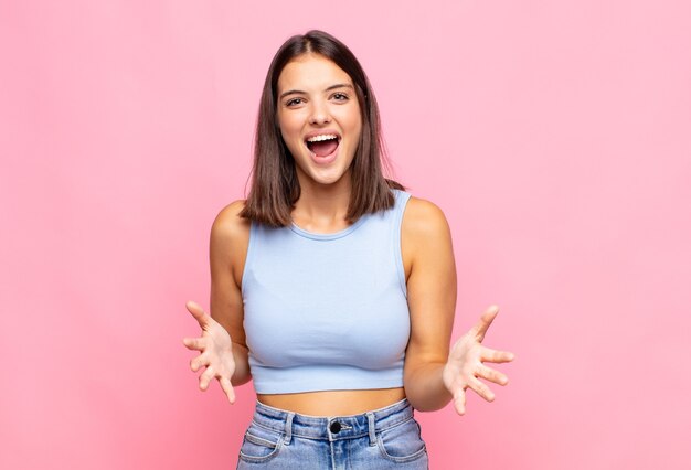 Mulher jovem e bonita se sentindo feliz, atônita, sortuda e surpresa, gosta de dizer omg sério? Inacreditável