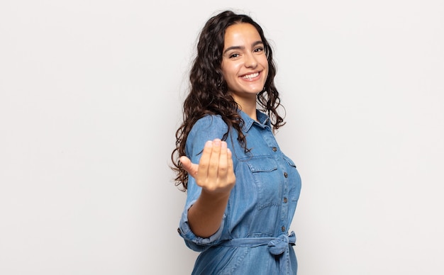 Mulher jovem e bonita se sentindo feliz, bem-sucedida e confiante, enfrentando um desafio e dizendo: "Vamos lá!" ou recebê-lo