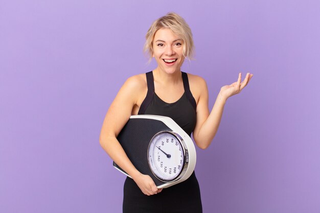 Mulher jovem e bonita se sentindo feliz, surpresa ao perceber uma solução ou ideia. conceito de dieta