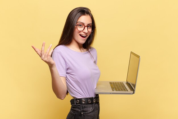 Mulher jovem e bonita se sentindo feliz