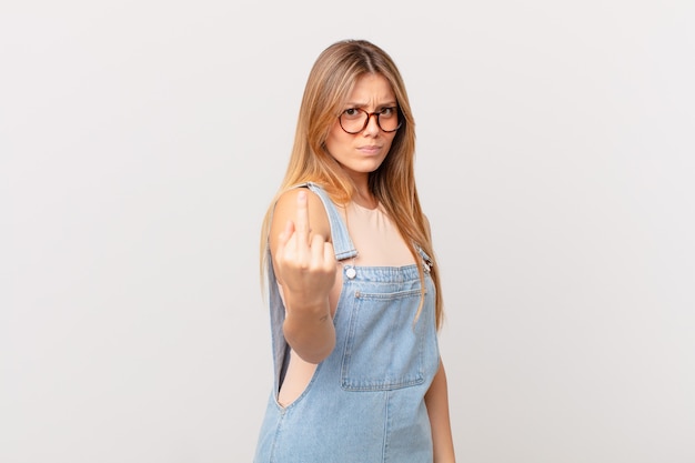 Mulher jovem e bonita se sentindo irritada, irritada, rebelde e agressiva