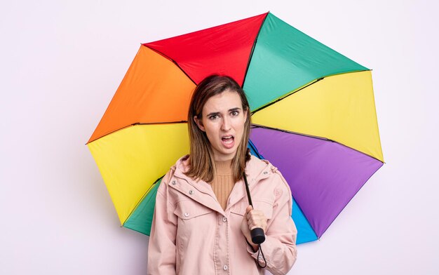 Mulher jovem e bonita se sentindo perplexa e confusa. conceito de guarda-chuva