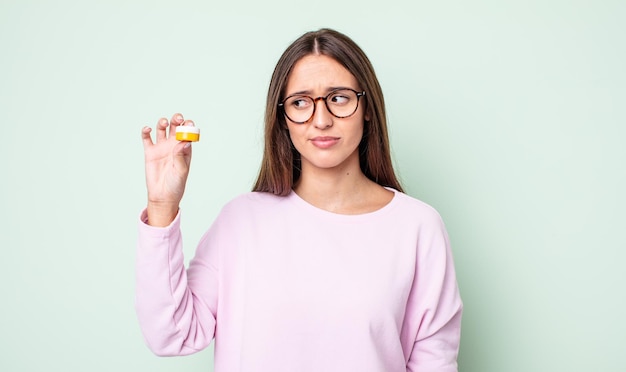 Mulher jovem e bonita se sentindo triste, chateada ou com raiva e olhando para o lado. conceito de lentes de contato