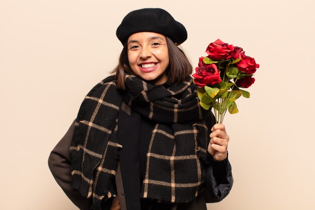 Mulher jovem e bonita segurando um buquê de rosas