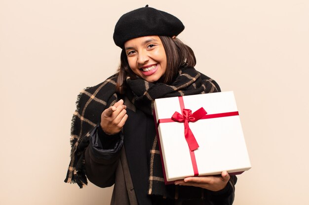 Mulher jovem e bonita segurando um presente