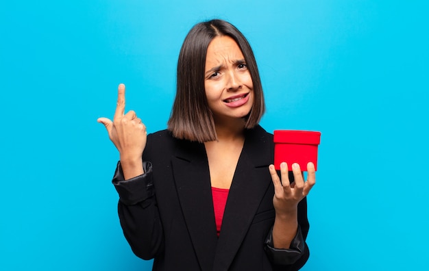 Mulher jovem e bonita segurando uma caixa de presente