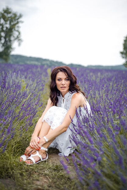 Mulher jovem e bonita sensual no campo de lavanda