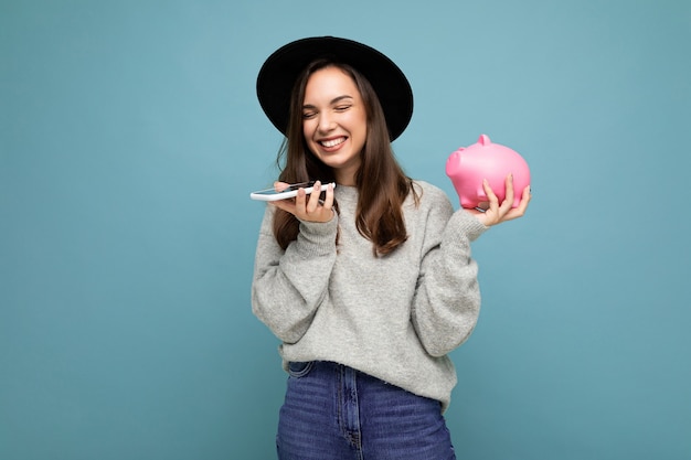 Mulher jovem e bonita sorridente com emoções sinceras isoladas