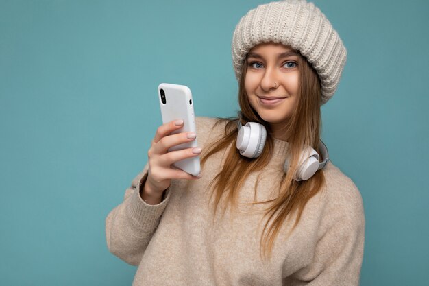 Mulher jovem e bonita sorridente com emoções sinceras isoladas