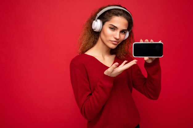 Mulher jovem e bonita sorridente com emoções sinceras isoladas