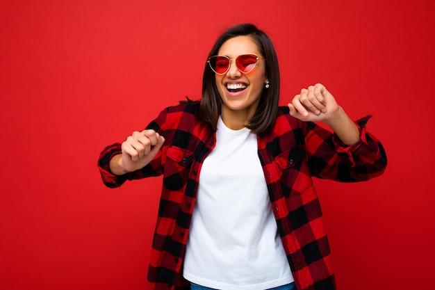 Mulher jovem e bonita sorridente com emoções sinceras isoladas