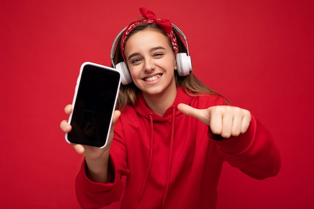 Mulher jovem e bonita sorridente com emoções sinceras isoladas