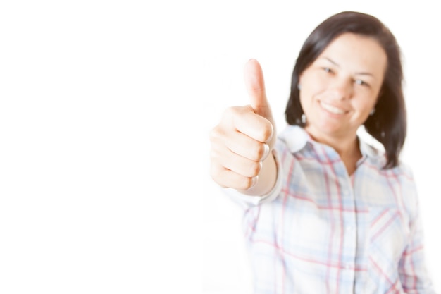 Foto mulher jovem e bonita sorridente feliz mostrando o polegar para cima em um fundo branco