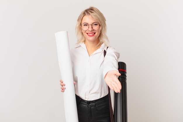 Mulher jovem e bonita sorrindo alegremente com simpáticos e oferecendo e mostrando um conceito. conceito de arquiteto