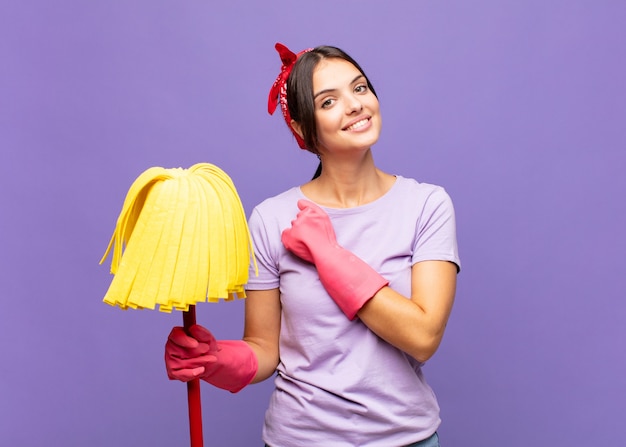 Mulher jovem e bonita sorrindo alegremente e comemorando, com os punhos cerrados e os braços cruzados, sentindo-se feliz e positiva