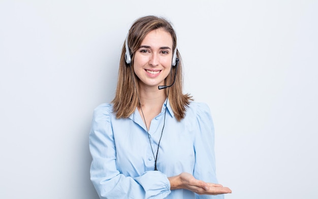 Mulher jovem e bonita sorrindo alegremente, sentindo-se feliz e mostrando um conceito. conceito de telemarketing