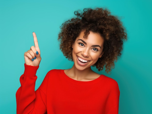 Mulher jovem e bonita sorrindo e apontando o dedo para cima