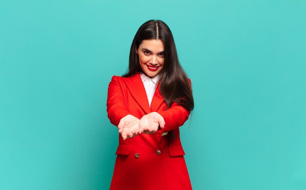 Mulher jovem e bonita sorrindo feliz com amigos