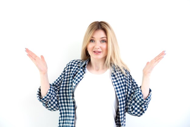 Mulher jovem e bonita surpresa em roupas casuais em fundo branco