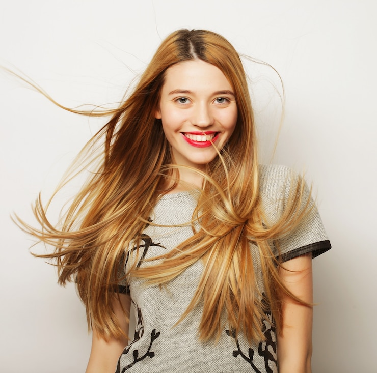 Foto mulher jovem e bonita surpresa. tiro do estúdio.