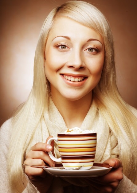 Mulher jovem e bonita tomando café