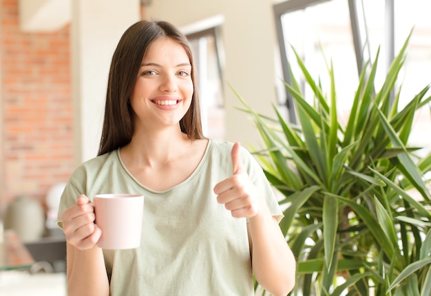 Foto mulher jovem e bonita tomando um café em casa