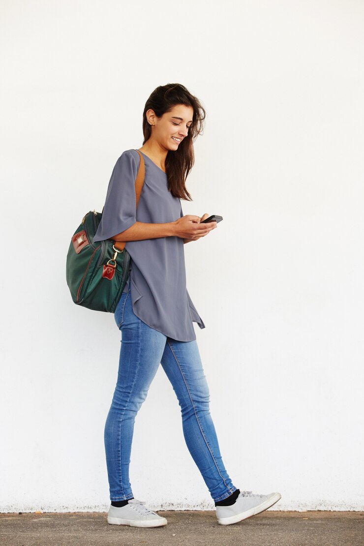 Mulher jovem e bonita usando telefone celular