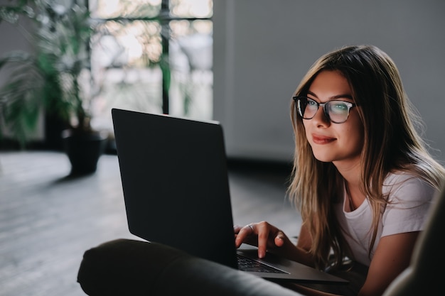 Mulher jovem e bonita usando um laptop