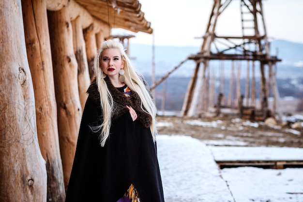 Mulher jovem e bonita vestida com roupas de viking