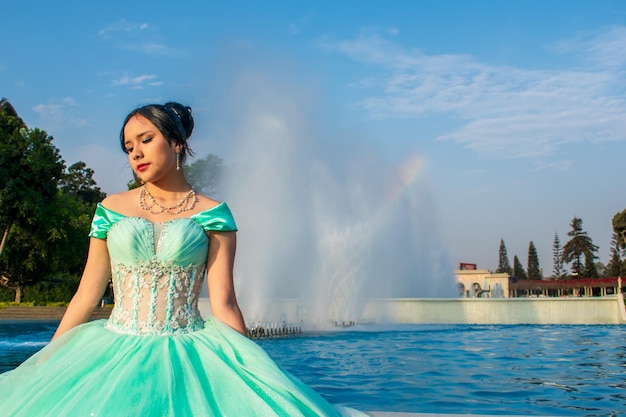 Mulher jovem e bonita vestida com uma fantasia de princesa em uma paisagem de piscinas de água e céu azul.