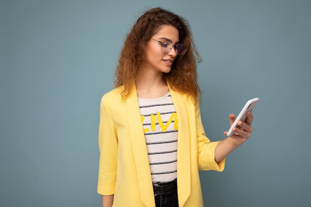 Mulher jovem e bonita vestindo roupas casuais em pé