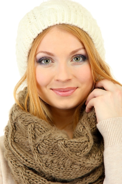 Mulher jovem e bonita vestindo roupas de inverno, isolada na superfície branca