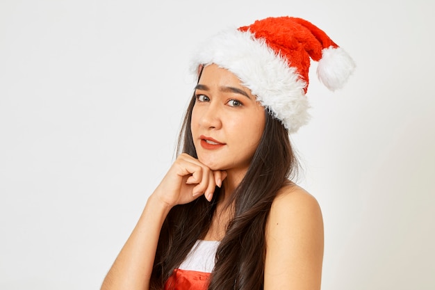 Mulher jovem e bonita vestindo uma fantasia de Natal