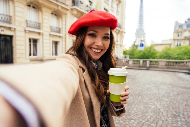 Mulher jovem e bonita visitando paris e a torre eiffel