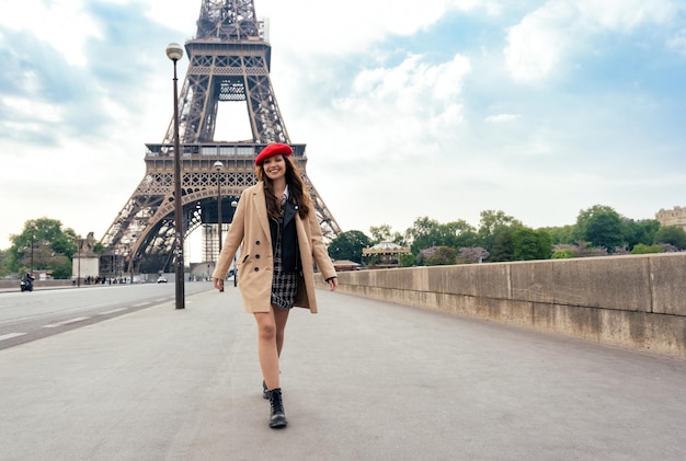 Mulher jovem e bonita visitando paris e a torre eiffel