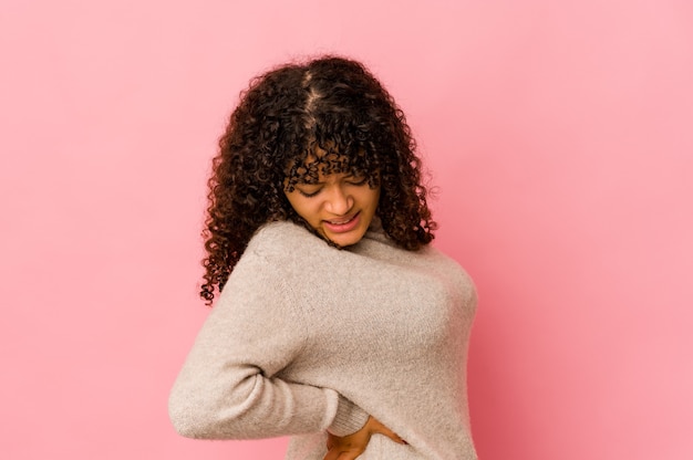 Mulher jovem e cacheada expressando emoções isoladas