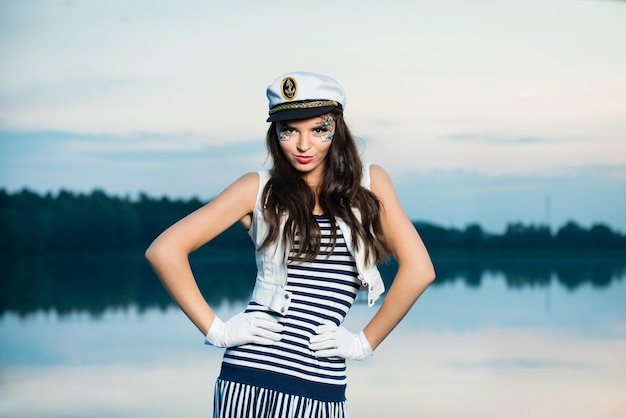 Mulher jovem e linda marinheiro no barco