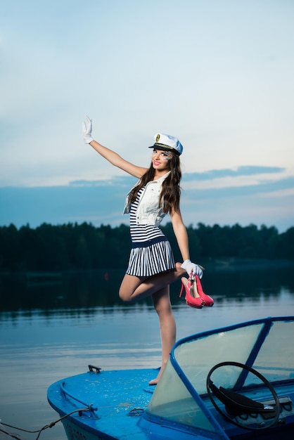 Mulher jovem e linda marinheiro no barco