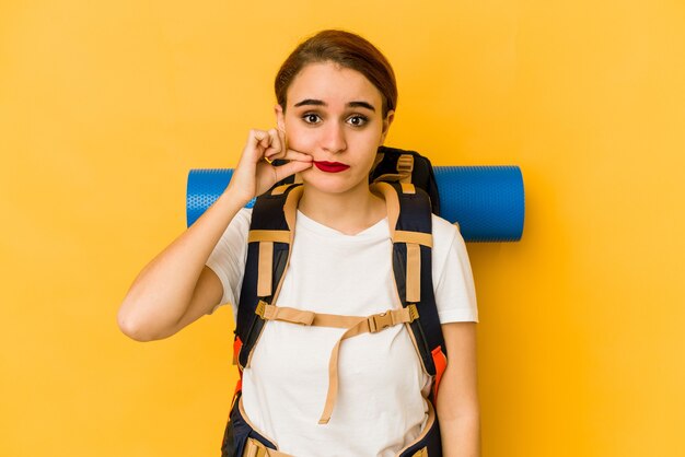 Mulher jovem e magra viajante árabe com os dedos nos lábios, guardando um segredo