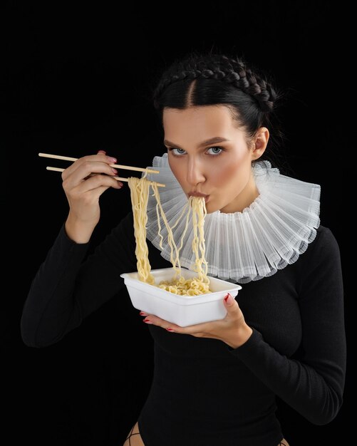 Foto mulher jovem e sexy a comer macarrão, garota sensual, boca feminina a comer espaguete, jovem modelo bonito com macarrão.