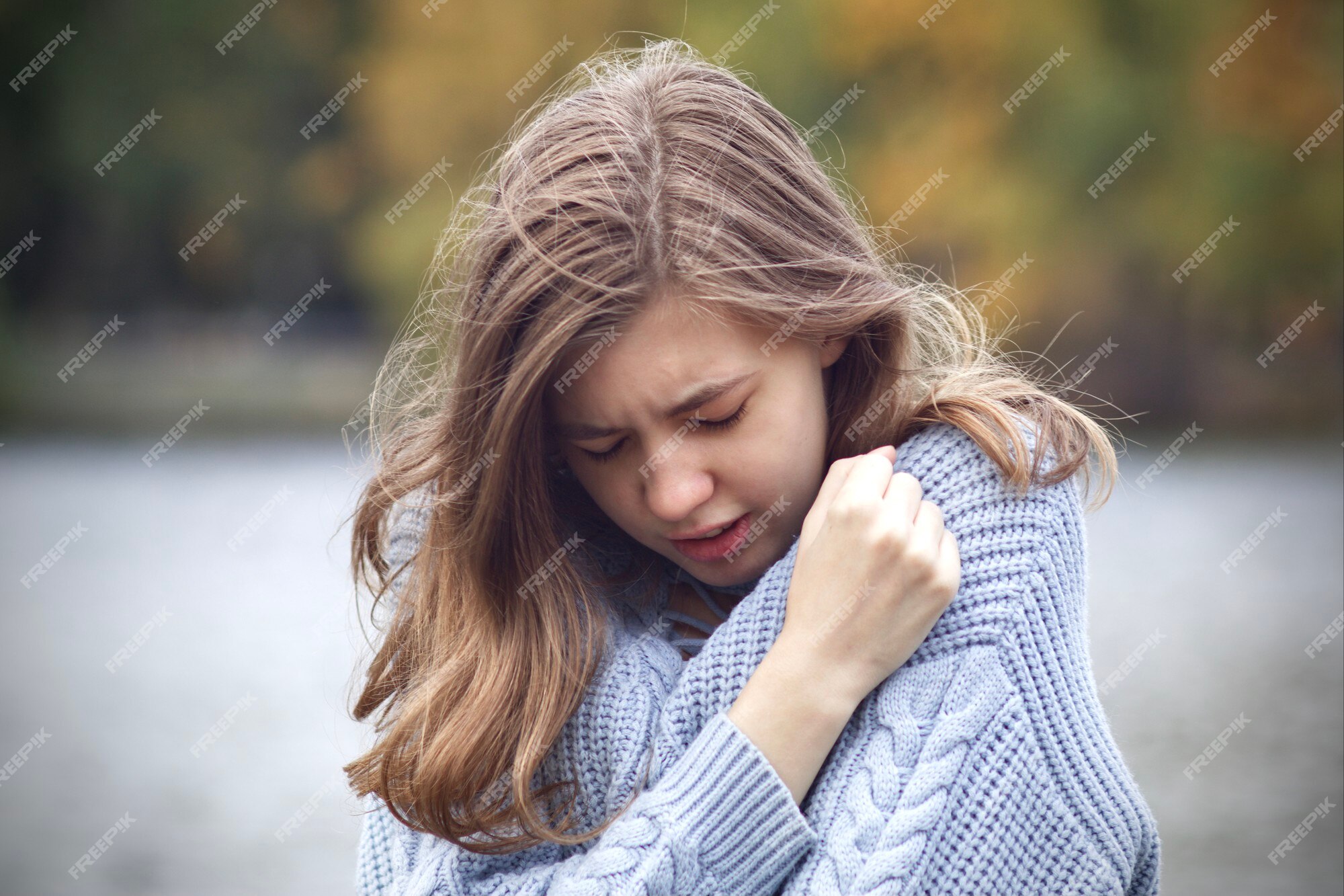 mulher triste em pé e chorar se sentindo tão mal, solidão