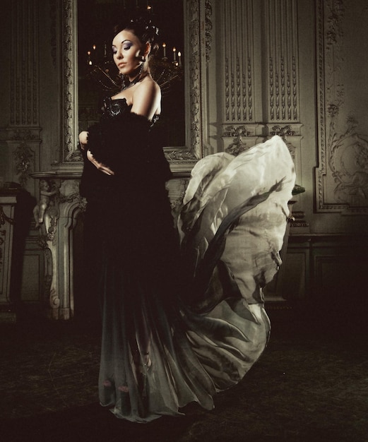 Mulher jovem elegância com vestido voador na sala do palácio
