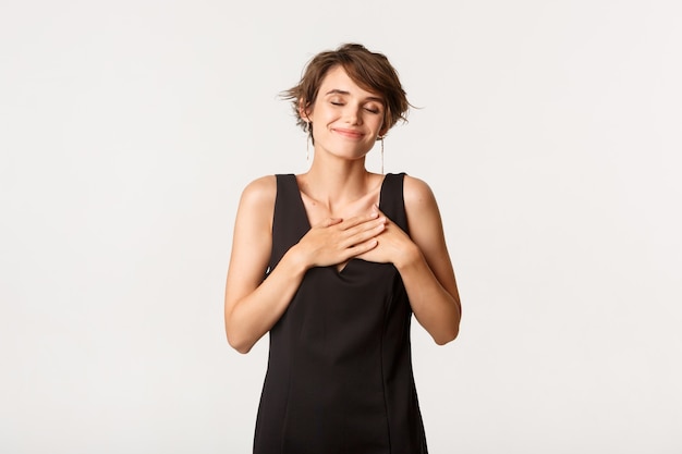 Mulher jovem elegante e elegante em um vestido preto