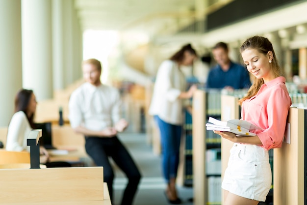 Mulher jovem, em, a, biblioteca