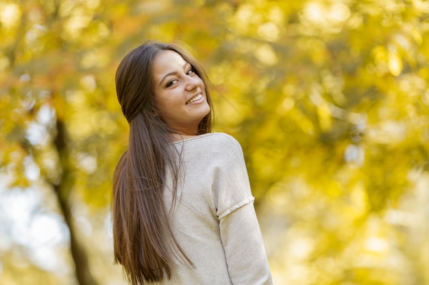 Mulher jovem, em, a, outono, floresta